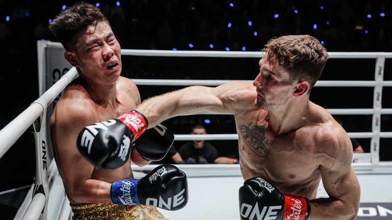 ONE冠军赛:尼科·卡里略在ONE Fight Night 46中击倒周家强,成功首秀